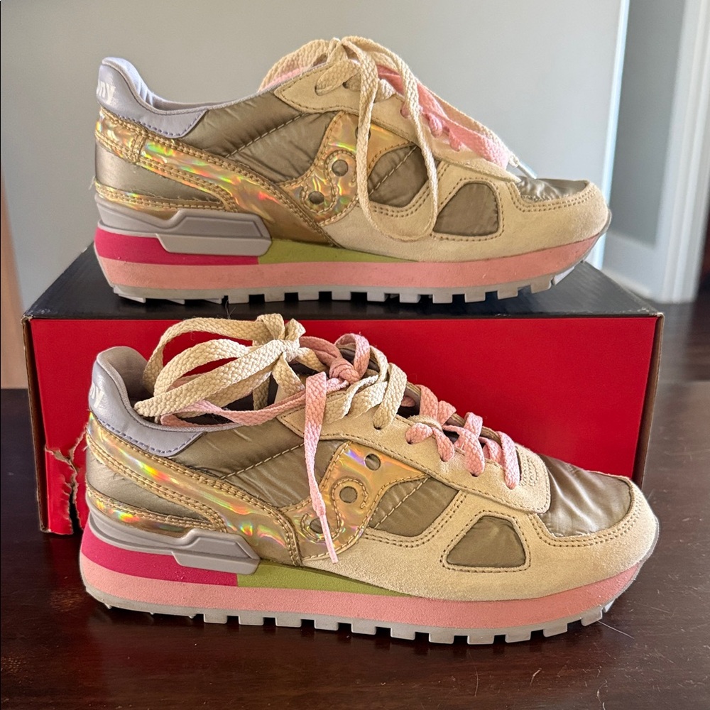 Saucony Shadow Original Sneakers in Gold and Pink. Limited edition. Size 8